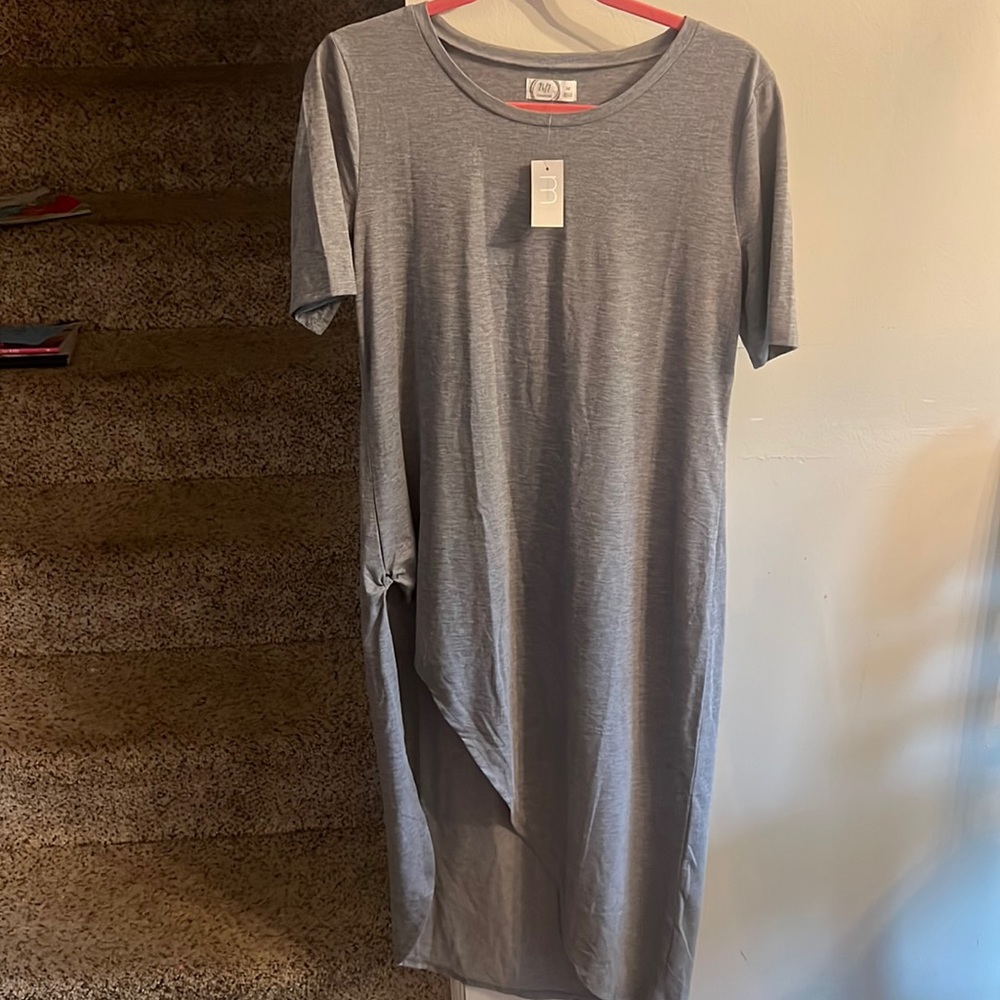 Maurices women’s medium, shirt, high/low angle  in the front, nwt